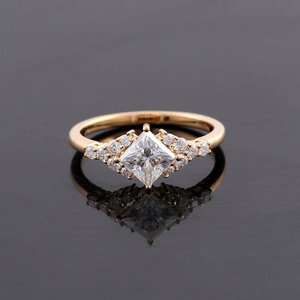 Anillo de compromiso y boda Xinfly para mujer, de oro de 10 quilates, con moissanita de corte princesa, estilo clásico - Product Image 3