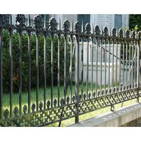 Rampe de balcon en fer forgé de style français Prima avec des volutes complexes et des détails de balustre