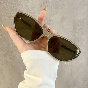 Lunettes de soleil vintage œil-de-chat à monture incurvée, petites montures, effet amincissant, style tendance et polyvalent, parfaites pour toutes les occasions - Product Image 1