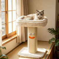 Arbre à chat moderne d'intérieur avec griffoir en sisal, colonne carrée, grand nid douillet en peluche et motif visage souriant de dessin animé
