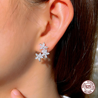 Großhandel Koreanischer Stil Bling Weiße CZ Zirkonia S925 Sterling Silber Cluster Blumenförmige Ohrstecker für Mädchen Alltägliches Tragen