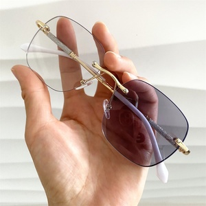 Lunettes de vue photochromiques et anti-lumière bleue pour femmes, monture carrée ou ronde sans cerclage, en métal doré, argenté et strass, avec verres photogris - Product Image 5