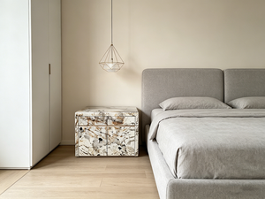 Lussuoso Comodino Moderno Italiano con Piano in Marmo e Cassetti, Tavolo Console Autoportante per Uso Alberghiero - Product Image 6
