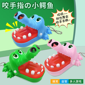 Mini Keychain <b>Biting</b> Crocodile Toy Plastic Novelty Gift For Kids Age 2 4 Years Unisex Fidget Toy With Chain - Product Image 3