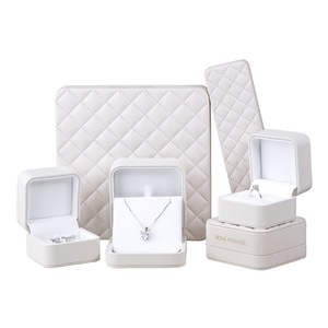 Caja de Joyería con Diseño de Líneas a Cuadros Blancos, Caja de Joyería de Cuero Suave, Venta al por Mayor de Cajas de Joyería de Alta Calidad - Product Image 1