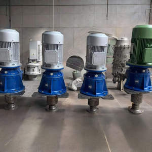 Mélangeur industriel à axe vertical avec moteur électrique et boîtier de boîte de vitesses bleu pour les opérations de mélange de liquides à grande échelle - Product Image 1
