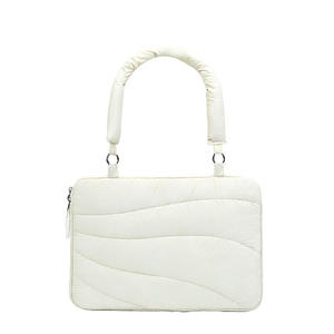 Nouveau Sac à Main Matelassé Léger et Moelleux avec Poignée, Sac Bandoulière Portable Rembourré pour Ordinateur Portable, Personnalisable avec Logo - Product Image 5