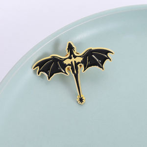 Fantezi dördüncü kanat emaye pimleri karikatür Anime siyah ejderha roman kitap broş yaka rozeti moda takı hediyeler arkadaşlar için - Product Image 1