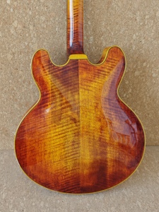 Guitarra eléctrica sólida Yunzhi Archtop estilo ES335, hecha a mano, con tapa de arce, cuerpo hueco, diapasón de ébano lacado y pastillas H-H - Product Image 3