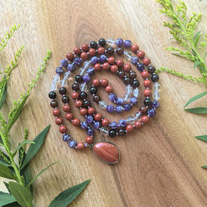 Collier de méditation noué à la main avec 108 perles en améthyste, grenat orange, cristal blanc et pendentif en jaspe rouge, bijou cadeau pour le yoga - Product Image 5