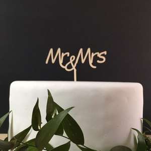 ท็อปเปอร์เค้กแต่งงานแบบคลาสสิก คุณและคุณนาย ทำจากไม้ธรรมชาติ สำหรับตกแต่งเค้กในงานแต่งงานสไตล์เรียบง่าย หรืองานฉลองครบรอบแต่งงาน - Product Image 3