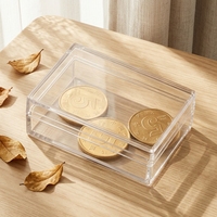 Petite boîte en plastique transparente avec éponge à l'intérieur pour l'emballage