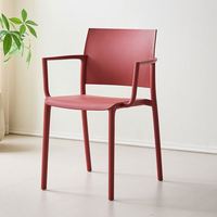 Chaise de salle à manger en plastique PP empilable, style simple, couleur personnalisée, vente en gros, capacité de charge élevée, gain de place