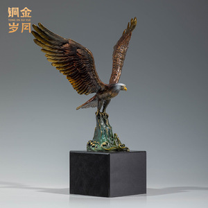 Sculpture d'aigle en laiton avec ailes écartées, style traditionnel, décoration de bureau, cadeau d'affaires, par Atelier d'Art en Cuivre - Product Image 1
