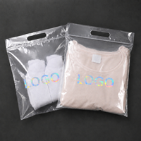 Sacs d'emballage transparents en plastique personnalisés avec logo, poignée découpée et fermeture éclair pour vêtements, vente en gros, pochettes pour T-shirts et articles vestimentaires