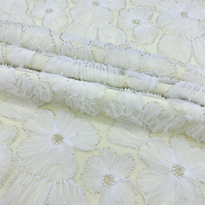 Tissu en dentelle florale brodée de perles et de sequins 3D en PE, très demandé pour les robes de mariée féminines - Product Image 4