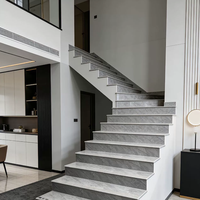 Marches et contremarches d'escalier en pierre frittée sur mesure, aspect marbre antidérapant, en dalles de porcelaine