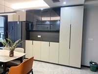 Armoire intégrée au réfrigérateur en bois massif de style maison d'hôtes, écologique, avec un design moderne, chaise de salle à manger personnalisée