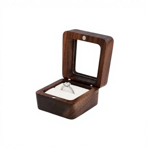 THANH TUNG THINH CO. LTD Boîte à bague carrée moderne en bois naturel avec couvercle transparent, insert coussin blanc et fermeture magnétique pour bijoux - Product Image 1