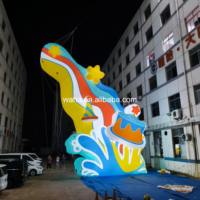 Gâteau gonflable décoré d'étoiles colorées, usine de fabrication de décorations gonflables pour les célébrations dans les centres commerciaux, les expositions et les événements nocturnes en plein air