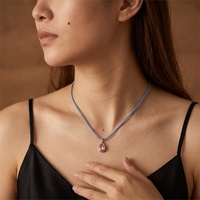 Collier personnalisé avec pendentif en zircone rose en forme de larme sur cordon tressé