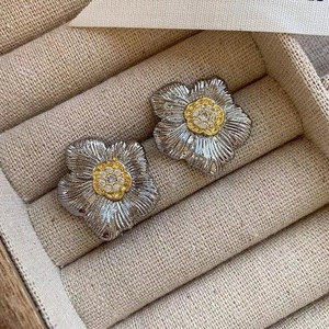 Eleganti Orecchini a Perno con Fiore di Gardenia, Texture Vintage Bicolore, Gioielli da Donna alla Moda per Uso Quotidiano, Regalo Chic - Product Image 4