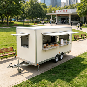 Remolque Comercial de Comida con Ventanas Largas y Mostrador Refrigerado para Ensaladas de Pollo en el Parque de Barcelona - Product Image 1