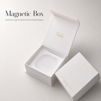 Boîte cadeau personnalisée blanche à rabat magnétique avec logo en feuille d'or et insert givré OEM