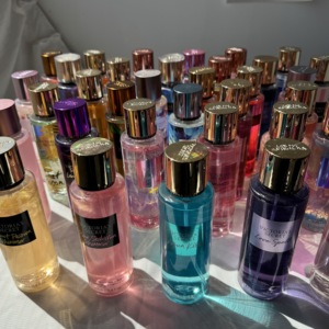 Perfume Floral <span class=keywords><strong>Love</strong></span> Spell Velnet Petels de 250 ml, Bruma Corporal con Fragancia Duradera, Spray Corporal, Perfume Original de Victoria's Secret para Mujer - Product Image 2