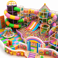 Aire de jeux intérieure personnalisée pour enfants, à thème ludique et coloré, multi-niveaux, avec toboggan, piscine à balles, trampoline et structure d'escalade, pour usage commercial