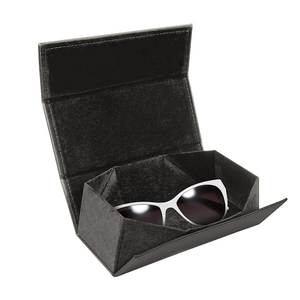 Étui à lunettes pliable noir avec intérieur en velours pour le rangement et la protection des lunettes de soleil - Product Image 1