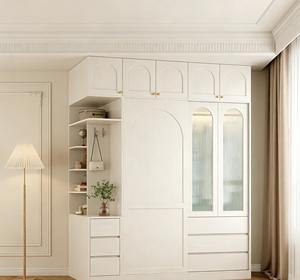 Elegante Armario Blanco para Dormitorio con Panel Arqueado y Puerta de Vidrio Acanalado |   Clóset Personalizado de Alta Gama con Tirador Dorado - Product Image 4