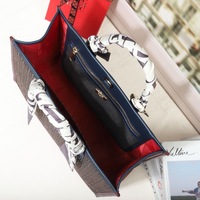 Tas Tote Wanita Bergaya Baru Merek Terkenal Kapasitas Besar Gaya Desainer Mewah Fashion Elegan Tas Tangan Modis untuk Belanja dan Sehari-hari