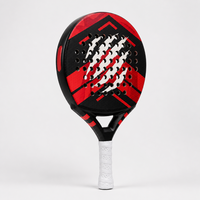Raquette de padel rouge et noire avec face perforée, gorge ouverte et poignée enveloppée