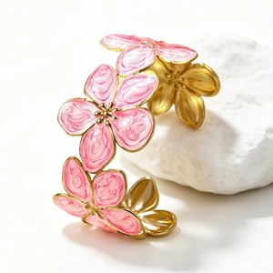 Bracelet manchette fleuri en acier inoxydable émaillé, bracelet manchette ouvert couleur or, bijoux floraux colorés pour femme - Product Image 5