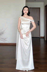 Vestido Maxi Asimétrico Blanco Tejido con Cintura Natural, Un Hombro Descubierto y Drapeado, Sin Mangas, para Fiesta, Hecho en Vietnam - Product Image 6