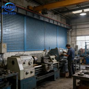 Lámina Metálica Decorativa Perforada Color Borgoña para Exhibición en Paredes de Tiendas de Ropa/Merchandising Minorista/Diseño Interior de Boutiques - Product Image 6