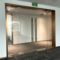 Porte à ressort en aluminium en gros avec verre trempé pour entrée de magasin commercial