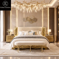 Lit capitonné de luxe italien, taille King, avec tête de lit cannelée en acier inoxydable doré, lit de designer pour villa et maison