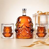 Bouteilles en verre en forme de casque avec ensemble de carafes à whisky liquide ambré pour bar et présentoir cadeau