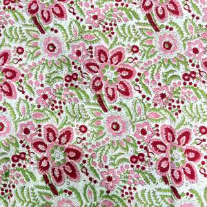 Tela de Algodón Estampada con Flores Blancas y Patrón Botánico en Rosa, Rojo y Verde para Kurti, Vestido, Traje Salwar y Ropa Étnica - Product Image 2