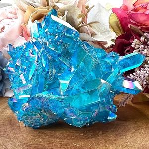 Vente en gros, très demandé, haute qualité, écologique, amas de cristaux bleus arc-en-ciel teints, forme irrégulière, pour la méditation et la décoration intérieure - Product Image 4