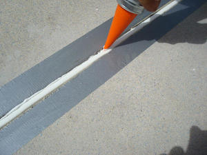 Système de remplissage de sols autonivelant pour joints de nivellement à une seule couche, pour entrepôts, usines, ateliers, et fissures d'expansion découpées à la scie dans le béton - Product Image 2