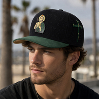 Expédition Rapide Vente en Gros Usine Qualité G5 Design Métallique Personnalisé Visière en Daim Entièrement Brodé Imprimé Doublure en Satin Casquettes Courbées