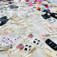 Étiquettes de vêtements 3D en silicone écologiques personnalisées, avec logo imprimé, thermocollées, pliables sur un côté, pour chaussures, sacs, usine
