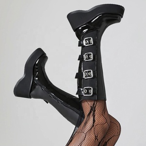 Botas de invierno para mujer con tacón de cuña y hebillas metálicas, botines de media pantorrilla con suela gruesa y punta redonda, zapatos de plataforma con cremallera y charol. - Product Image 5