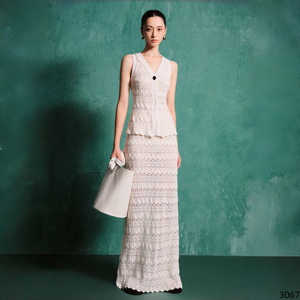 Ensemble deux pièces en tricot crochet pour l'été : débardeur peplum à col en V et jupe longue taille haute à ourlet festonné et fente latérale pour femme - Product Image 1