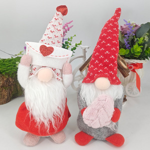 Bức tượng Valentine Gnome mũ dệt kim màu đỏ với chi tiết phong bì trái tim trang trí theo chủ đề Tình Yêu lễ hội để tặng quà - Product Image 3