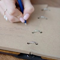 Vente en gros de carnets de notes en papier kraft A5 en bois carnet de notes planificateurs cadeau personnalisé paraphé couverture en bois naturel bloc-notes agendas en bois