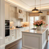 Ensemble d'armoires de cuisine de style américain classique avec îlot, design Shaker blanc crème et moulures de plafond, sur mesure pour la maison